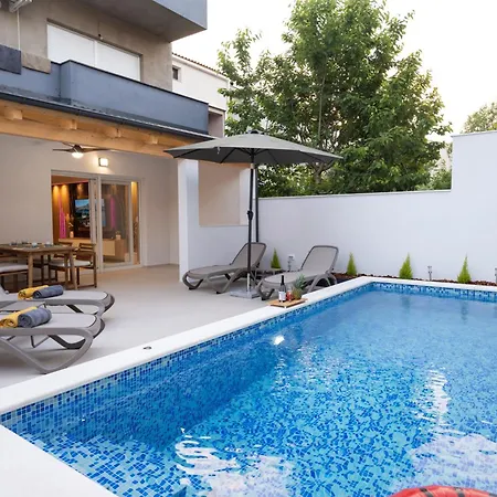 88 - Private Heated Pool Apartament